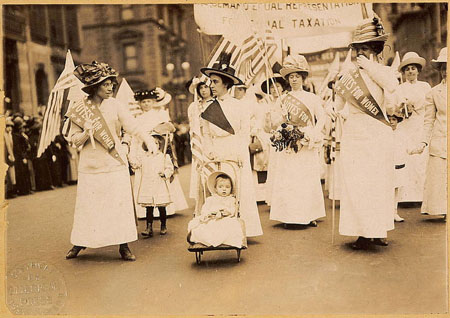 Manifestación de sufragistas en la ciudad de Nueva York