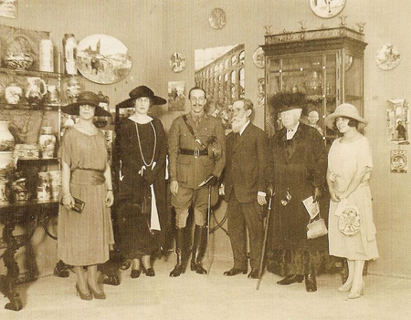 Alfonso XIII de España y su familia posando junto a la familia Zuloaga en una exposición celebrada en la casa familiar de la calle Bailén de Madrid en 1911