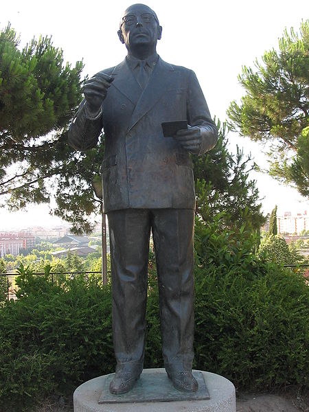 Estatua de Enrique Tierno Galván en Madrid